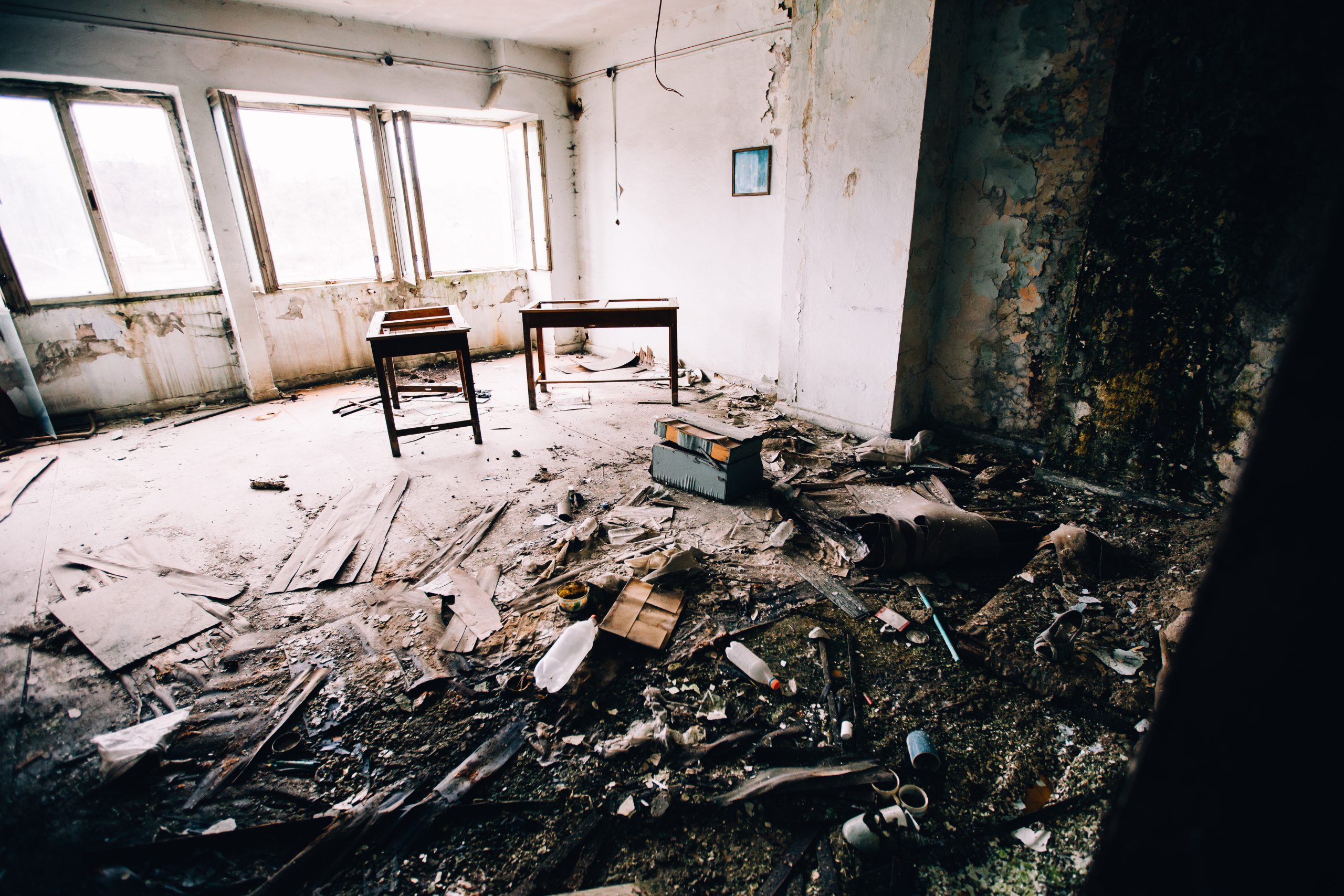 von Bomben zerstörter Innenraum eines Zimmers