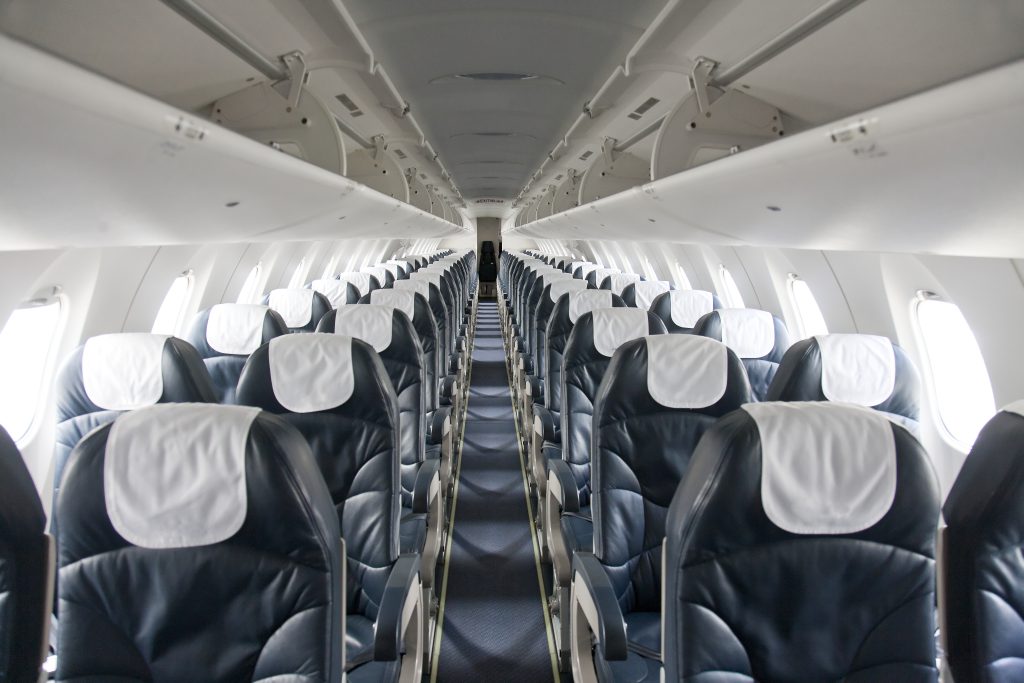 Blick in ein leeres Flugzeit mit zahlreichen leeren Sitzen
