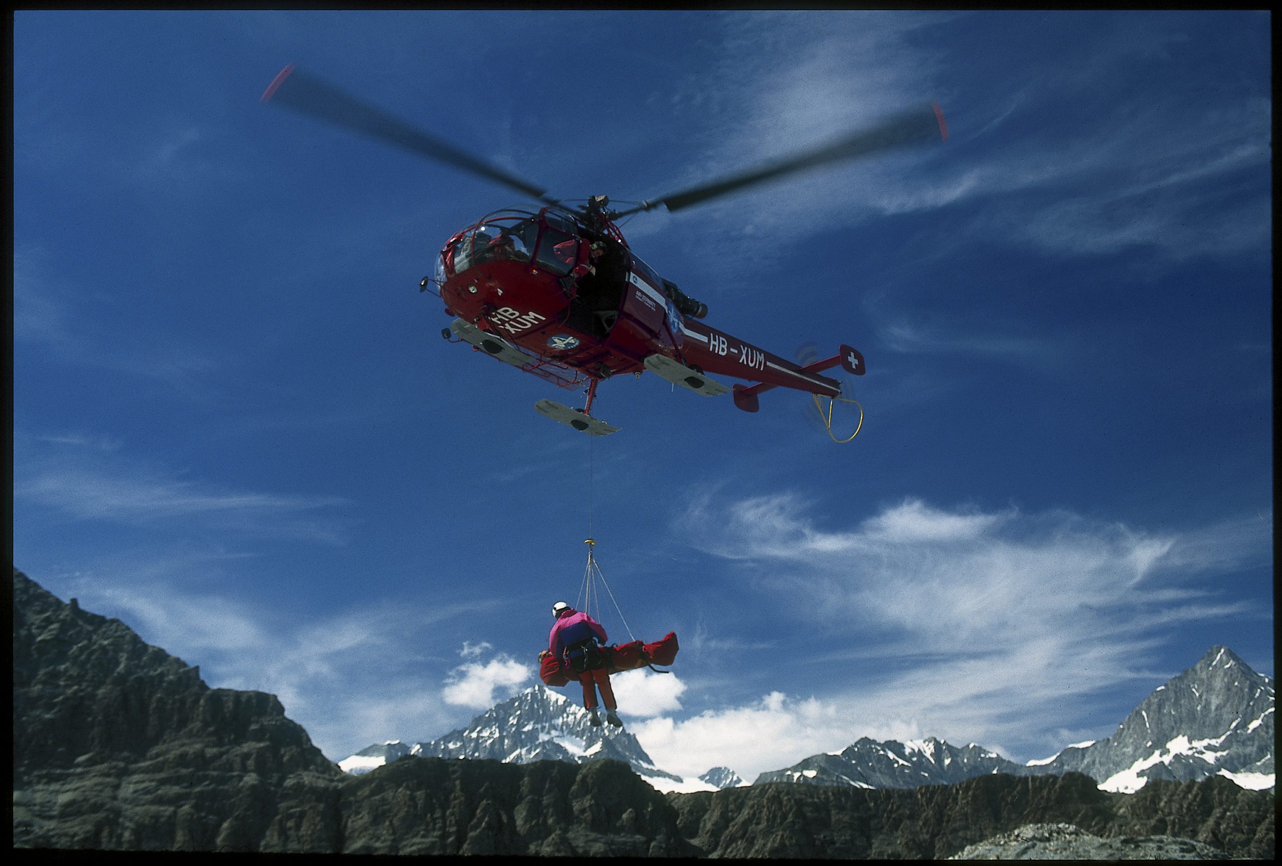 Helikopter von Air Zermatt bei einer Bergrettung