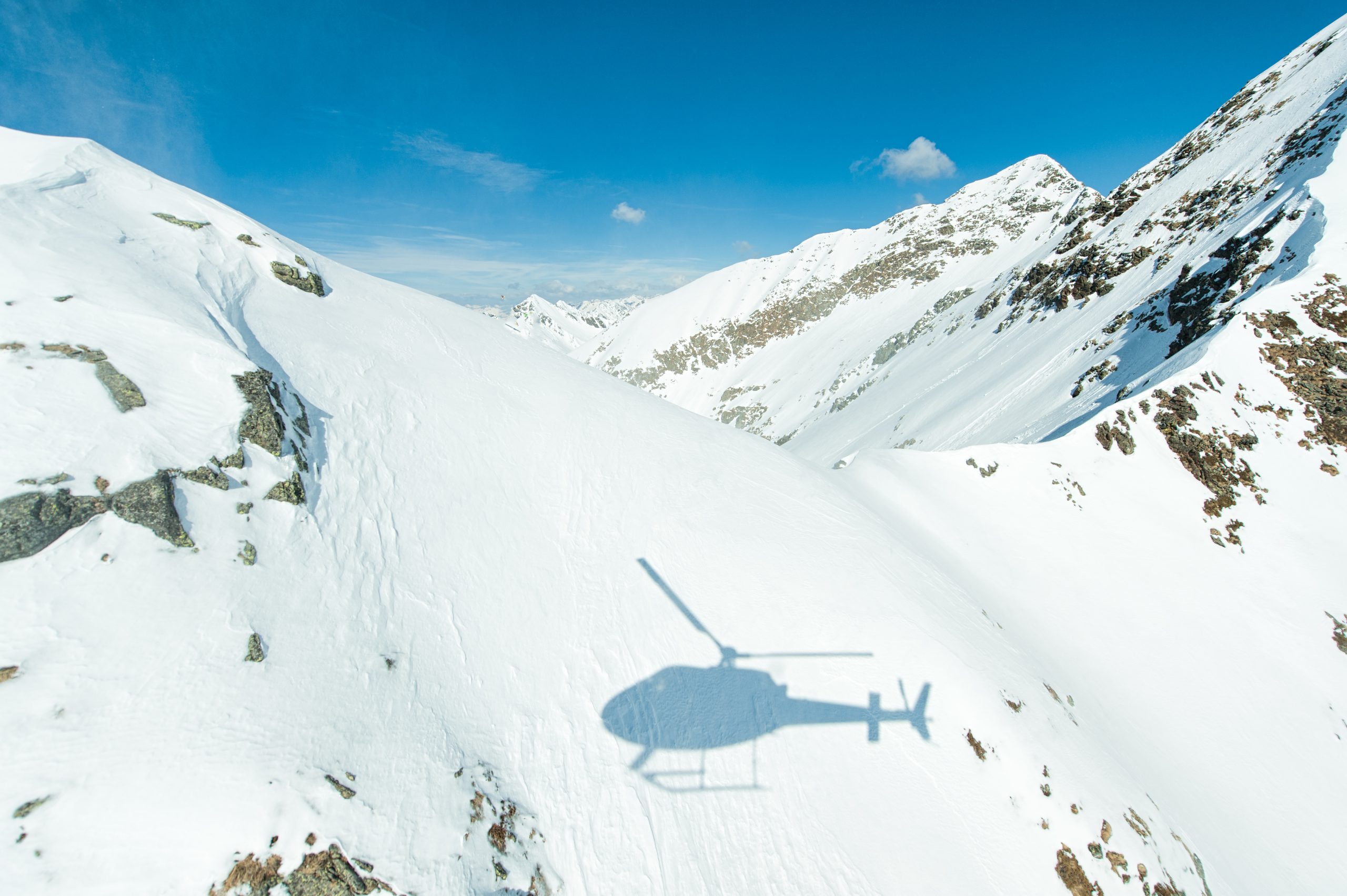 Helikopter fliegt über winterliche Landschaft
