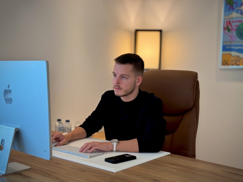 Jürgen Schroll sitzt vor seinem Computer