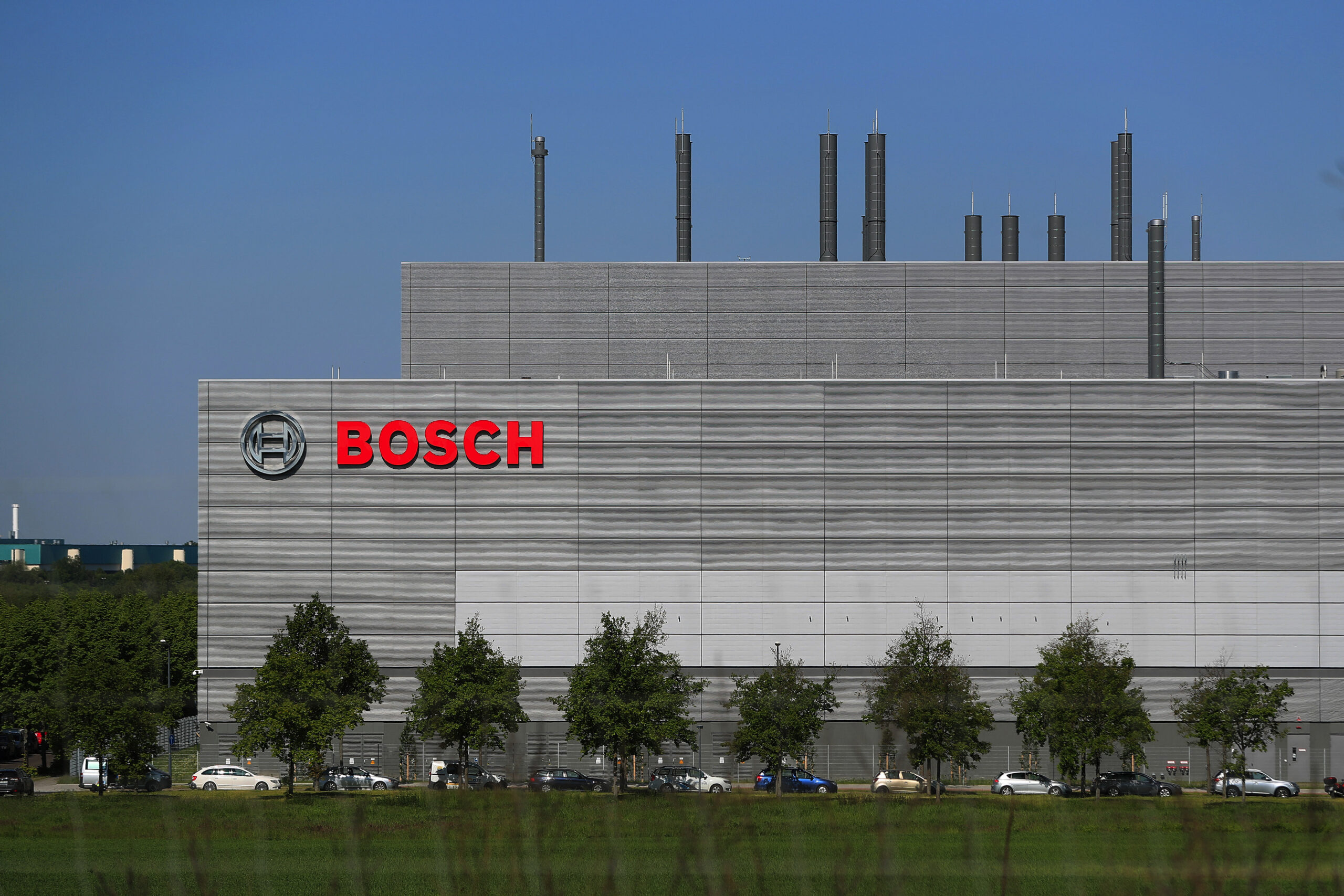 Werk der Firma Robert Bosch GmbH mit Bäumen davor