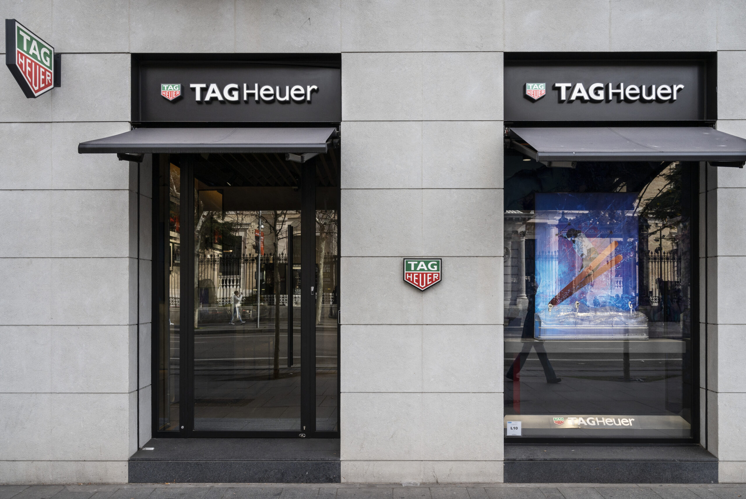 Auslage und Eingangstüre von TAG Heuer mit dem Logo oberhalb der Eingangstüre