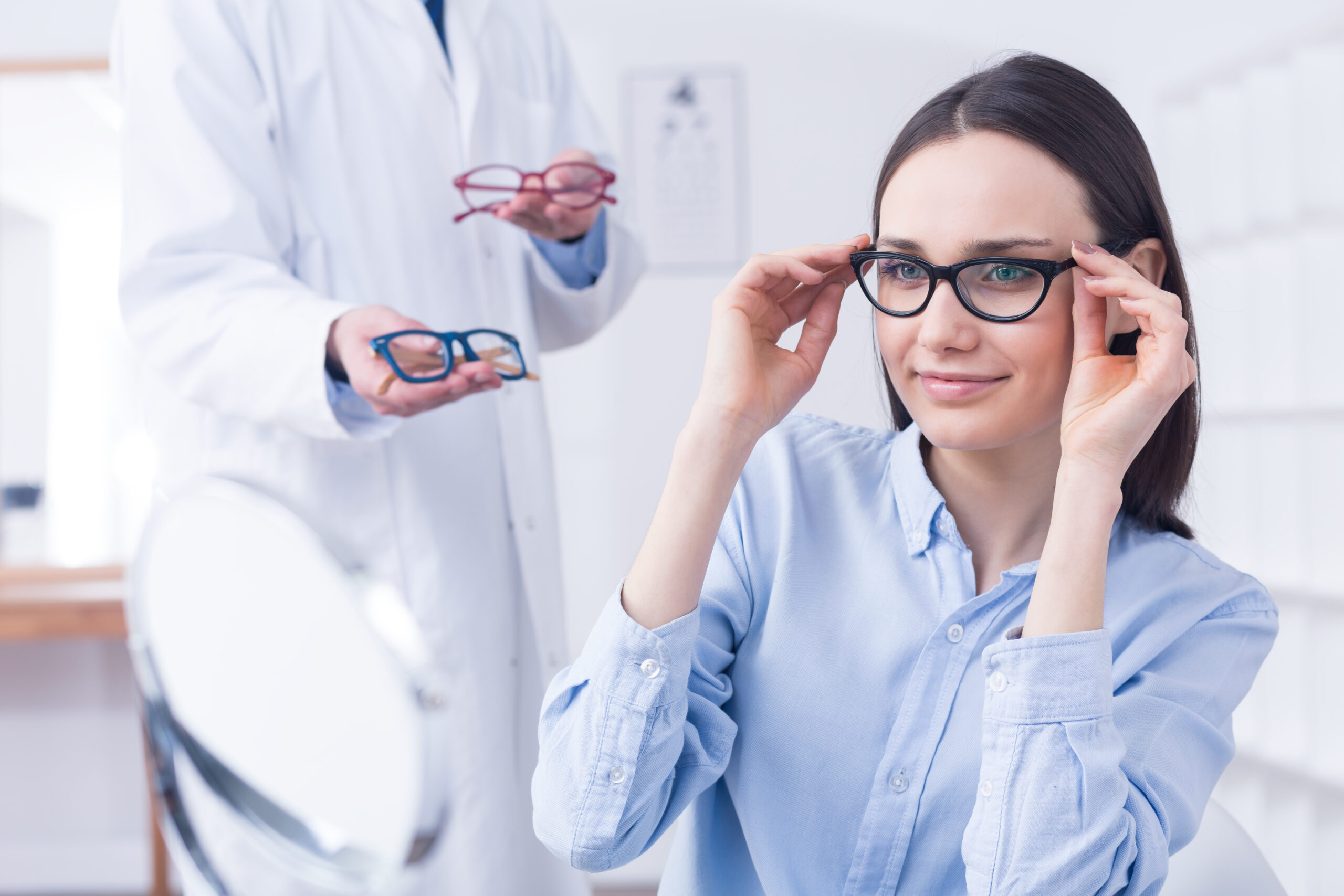 Frau testet Brille bei Optiker
