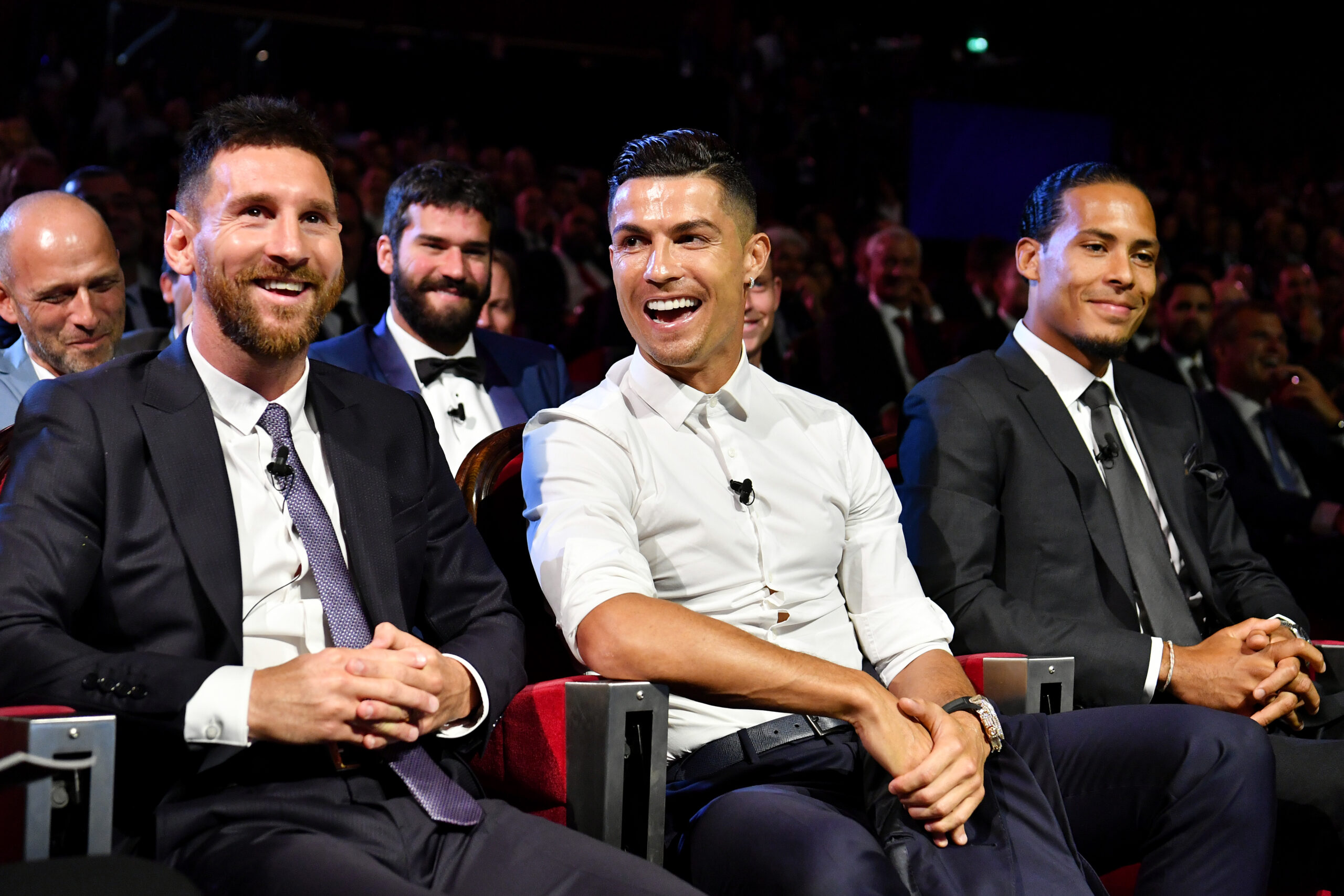 Cristiano Ronaldo und Lionel Messi sitzen nebeneinander und lachen sich an