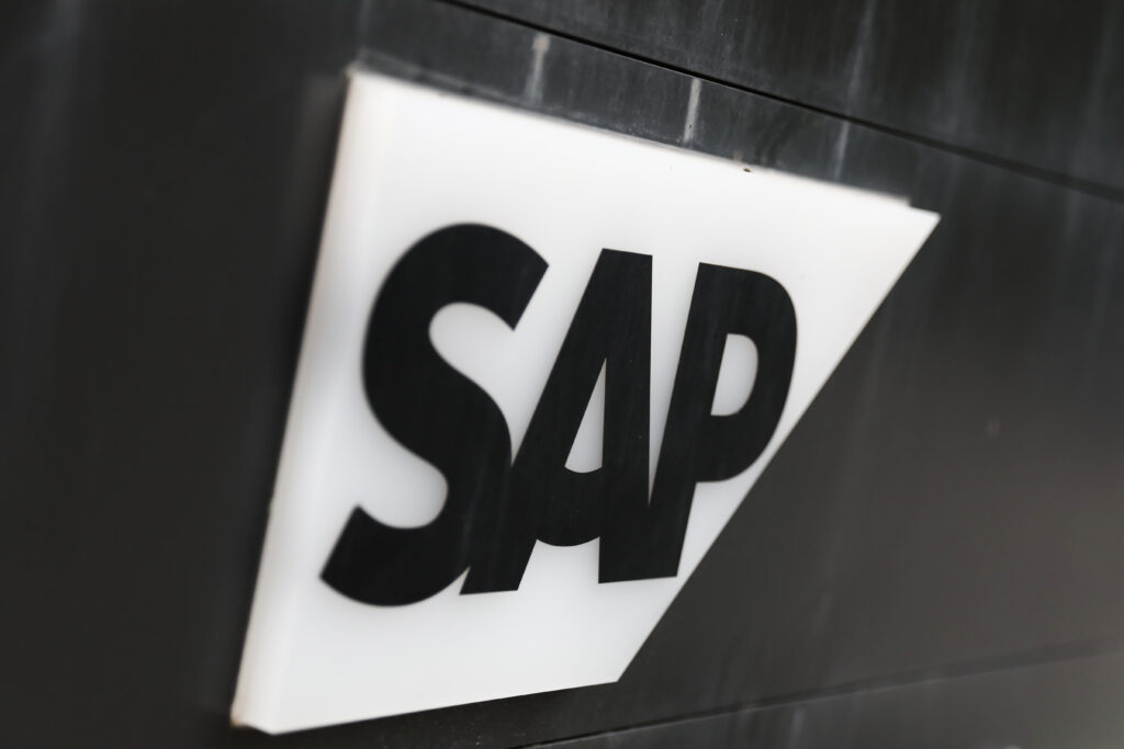 Logo von SAP in schwarzen Buchstaben auf weißem Hintergrund