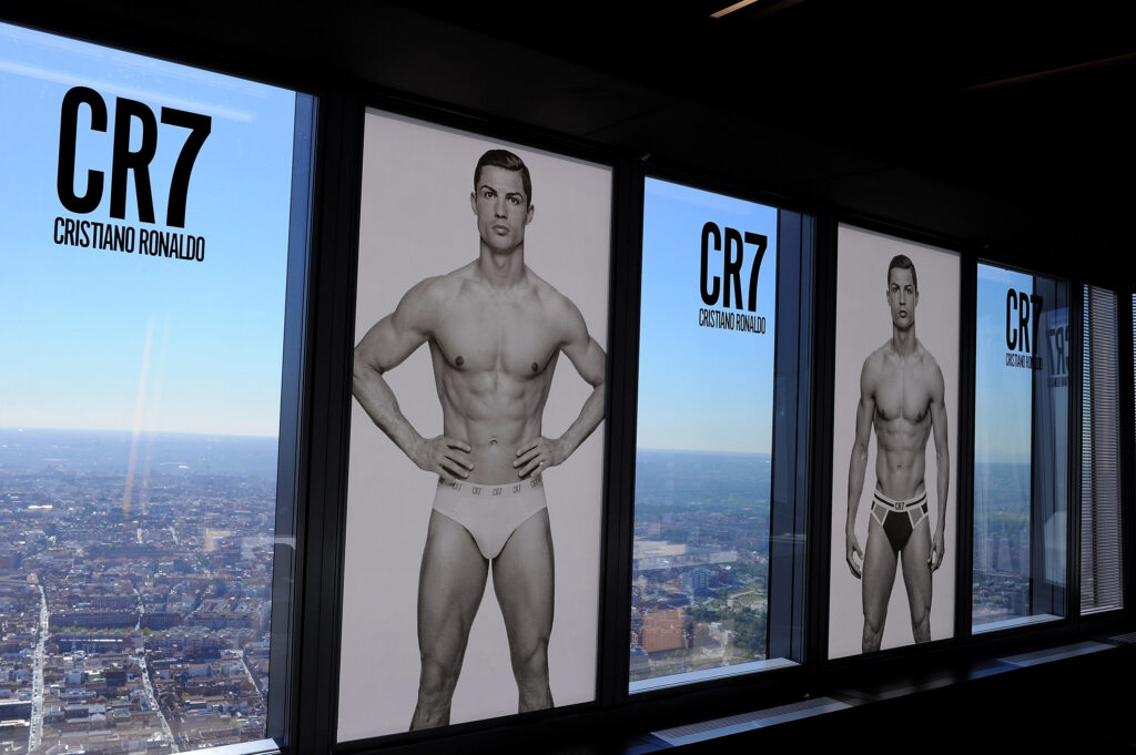 Cristiano Ronaldo als Unterhosenmodell neben dem CRZ7 Logo unter dem der Name Cristiano Ronaldo steht. Ronaldo trägt Unterhosen der Marke CR/