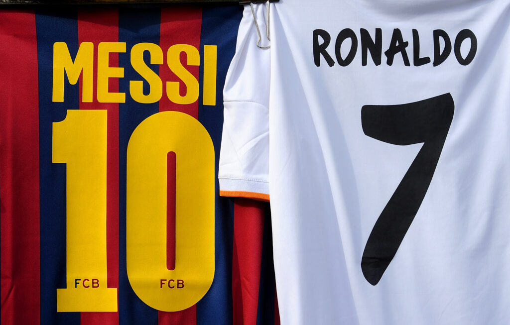 Trickots von Messi in gelb und blau gestreift und der Nummer 10 und ron Ronaldo in weiß mit der Nummer 7 