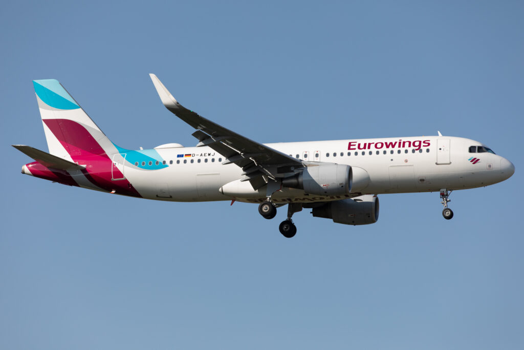 Eurowings-Flugzeug fliegt in der Luft