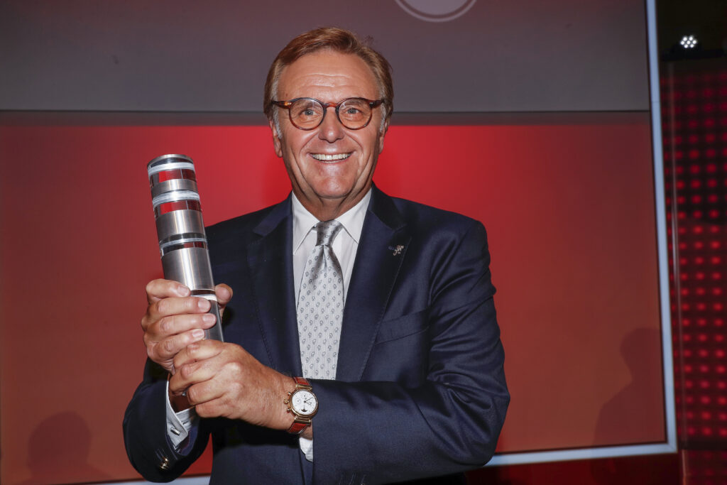 Roland Mack von MACK Rides hält Deutschen Gründerpreis in den Händen