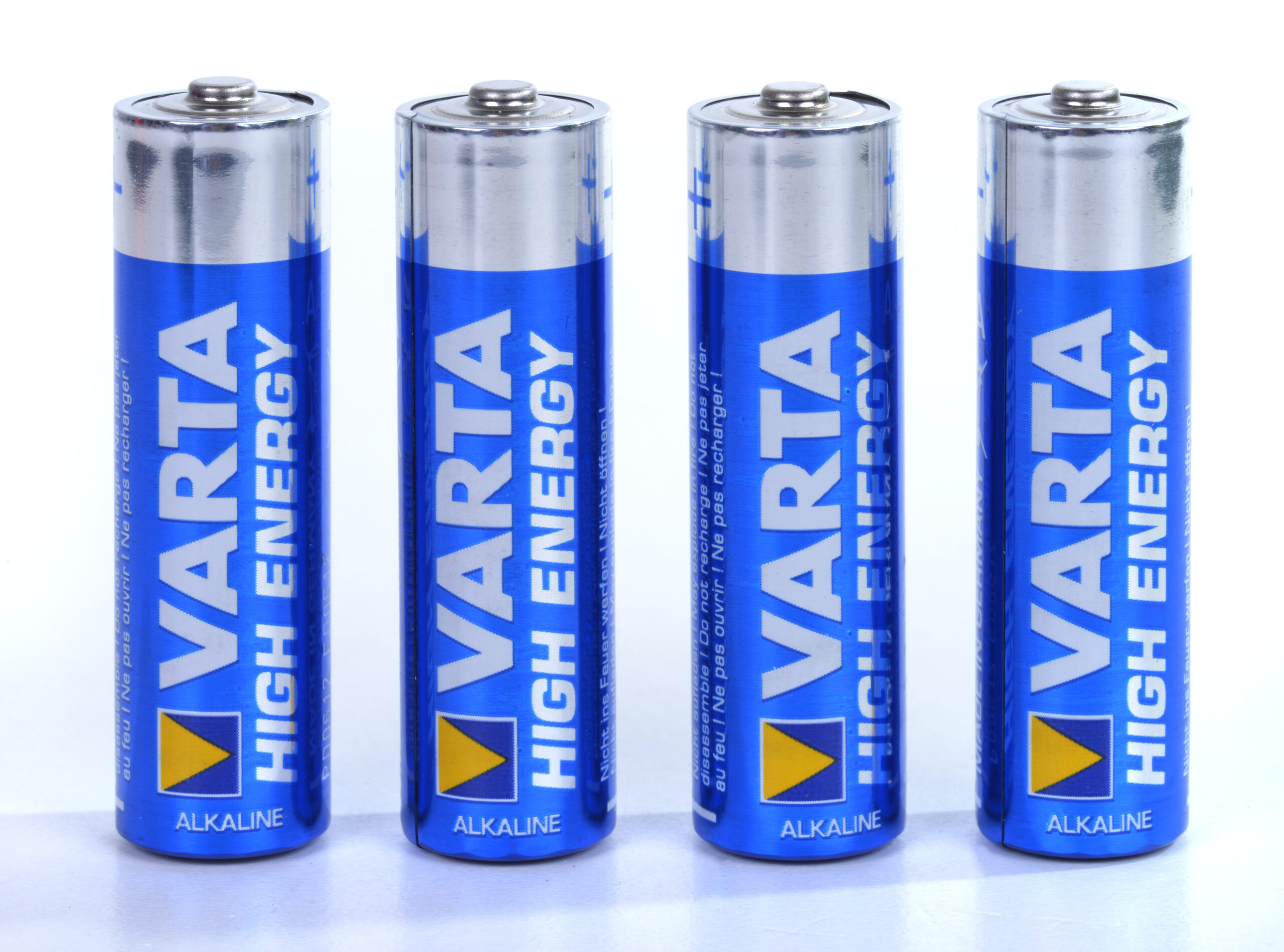 Varta Batterien nebeneinander aufgestellt