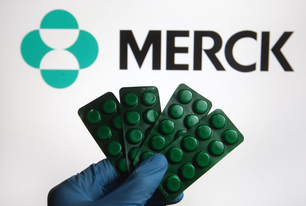 Logo von Merck und vier Tablettenpackungen