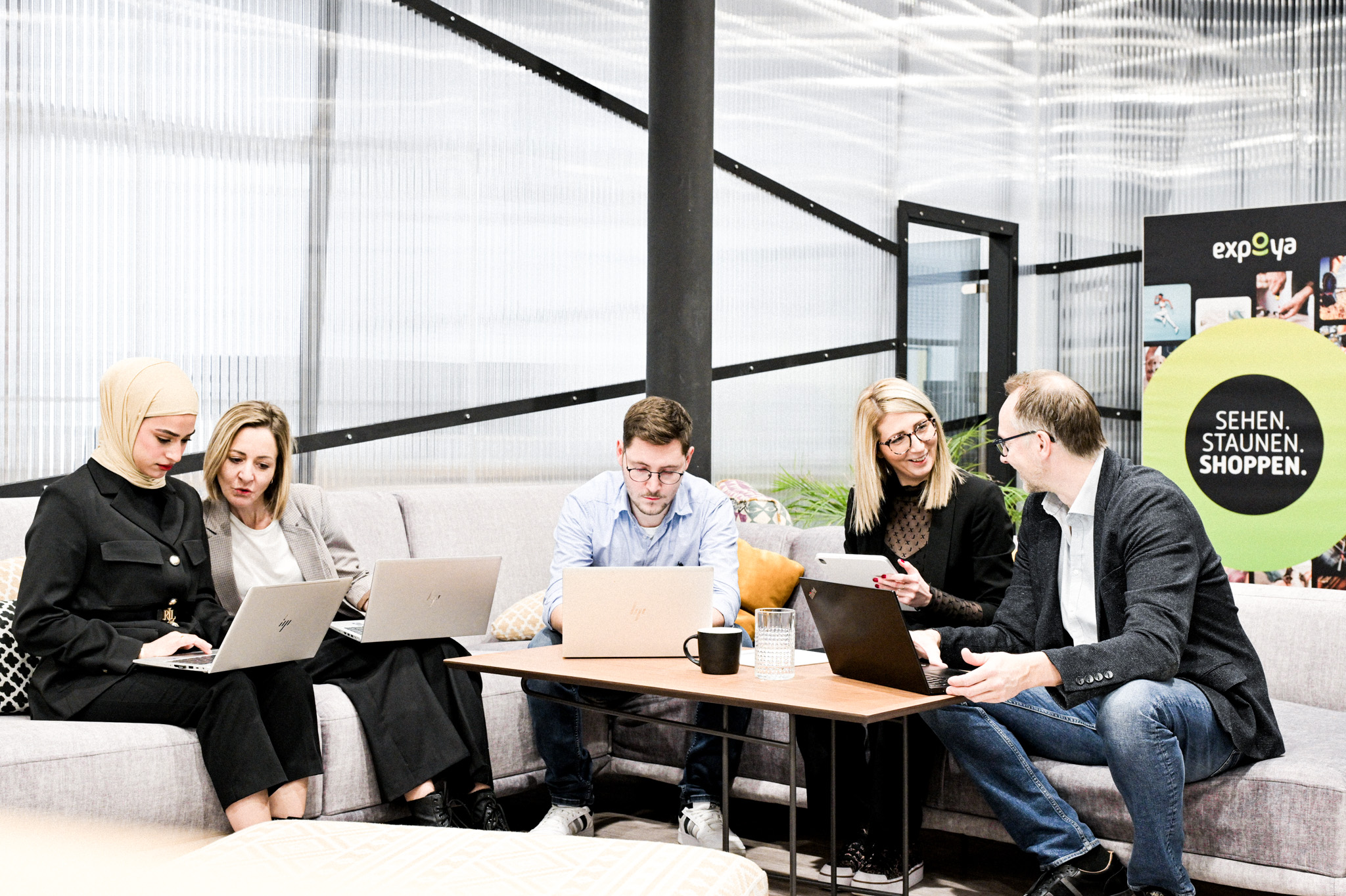 Gruppe an Personen sitzt an einem Tisch zusammen