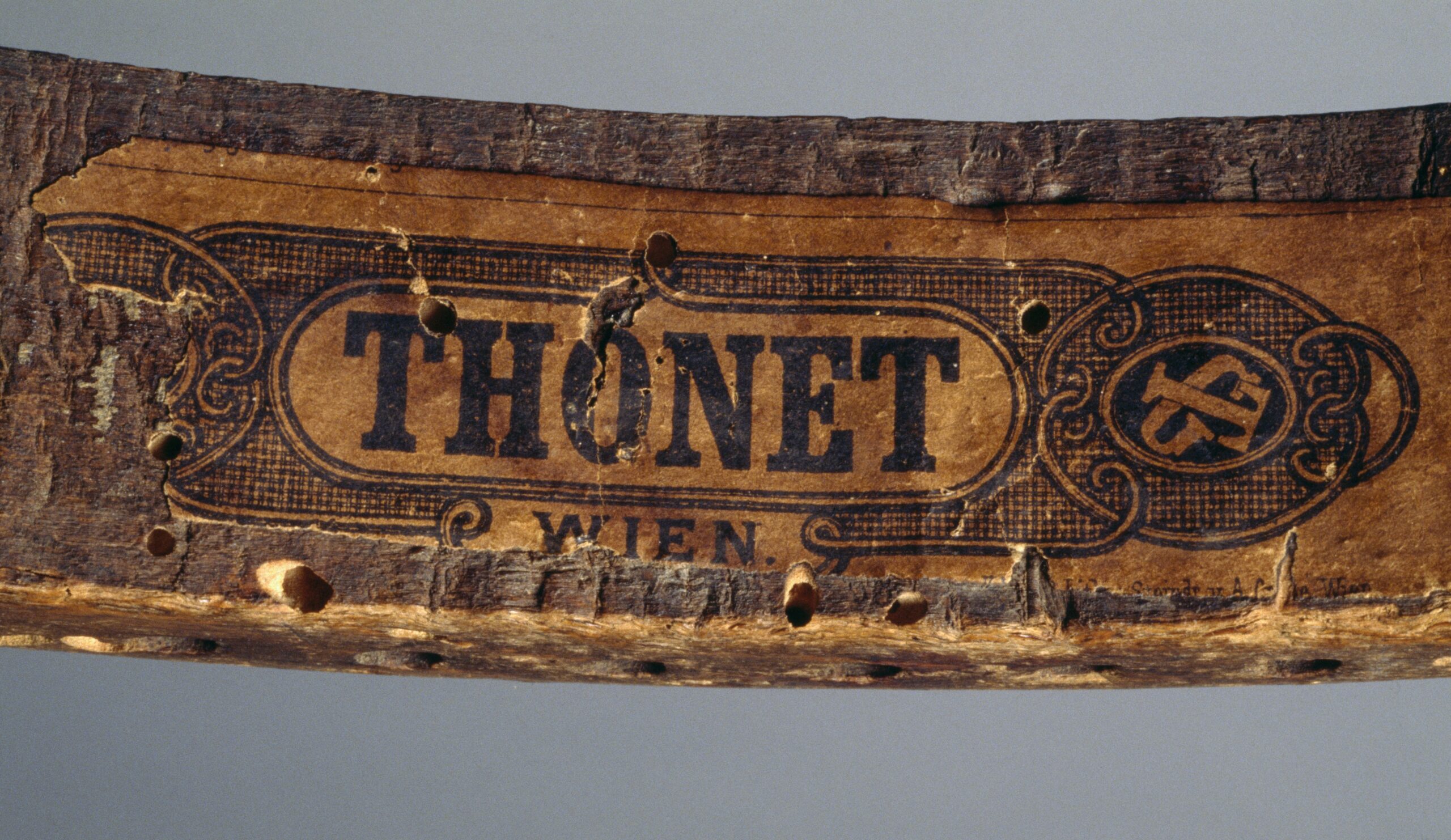 Logo von Thonet auf einem alten Leder