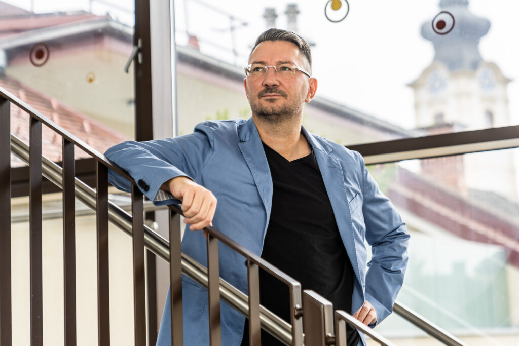 Walter Temmer lehnt sich an Stiegengelände