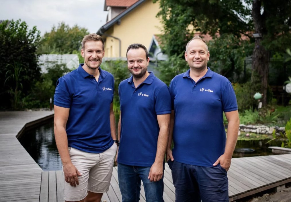 e-lion-Team posiert für Kamera