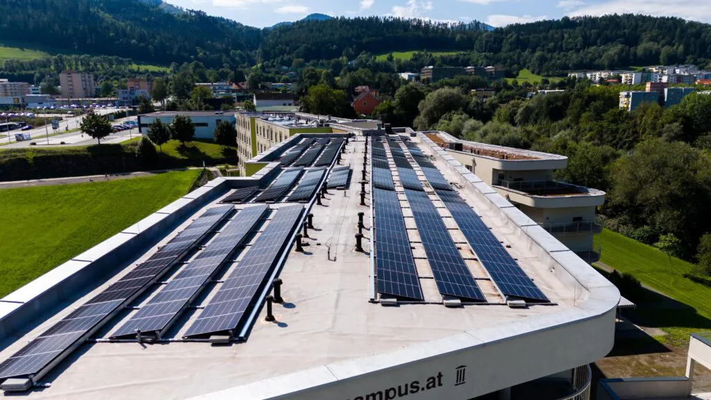 Photovoltaikanlagen von e-lion auf Hotel Living Campus Leoben