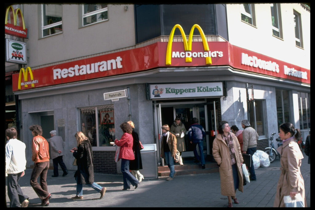 Logo von McDonalds über dem Eingang zu einer Filiale