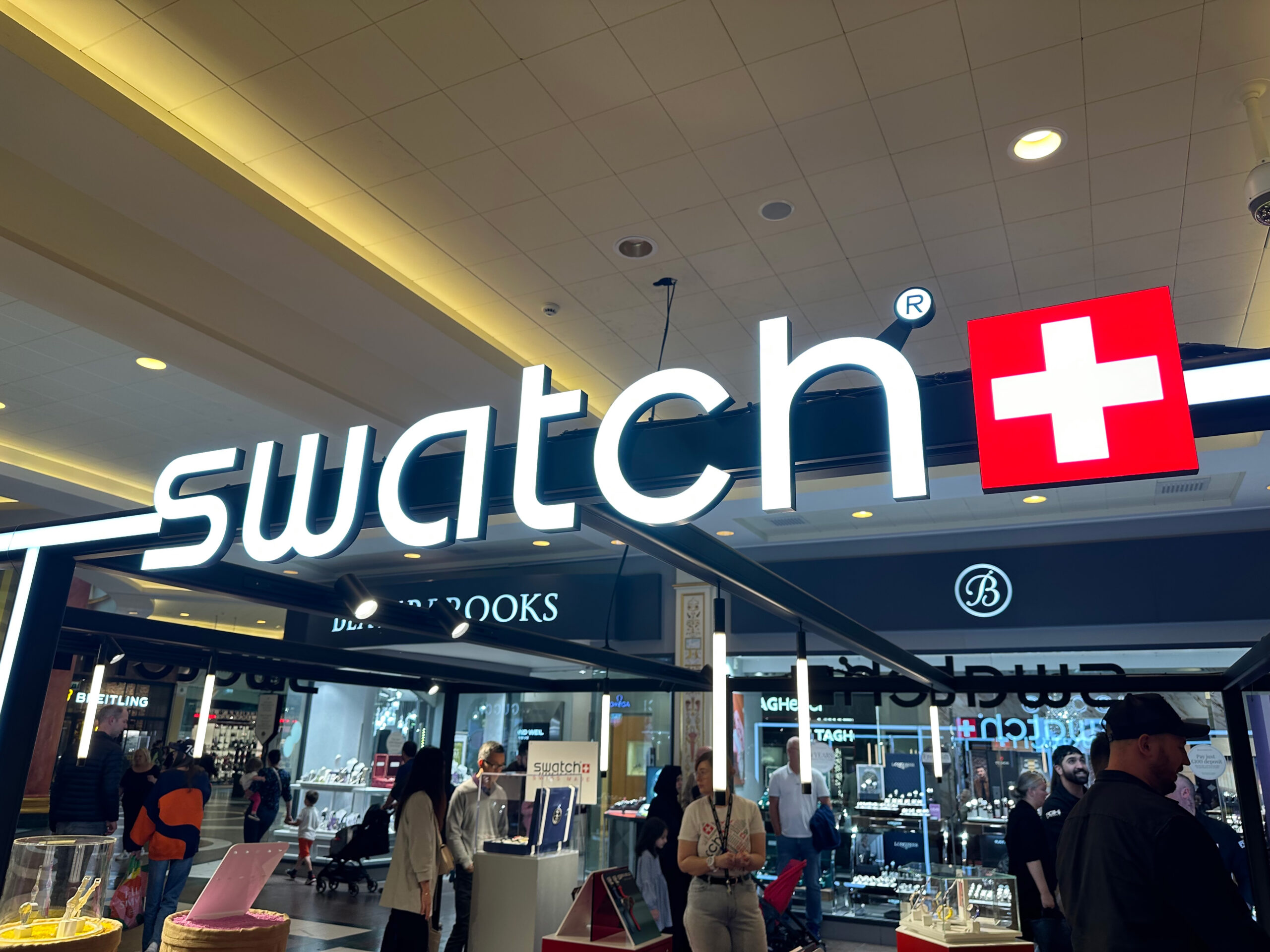 Logo von Swatch über der Tür zu einem Store