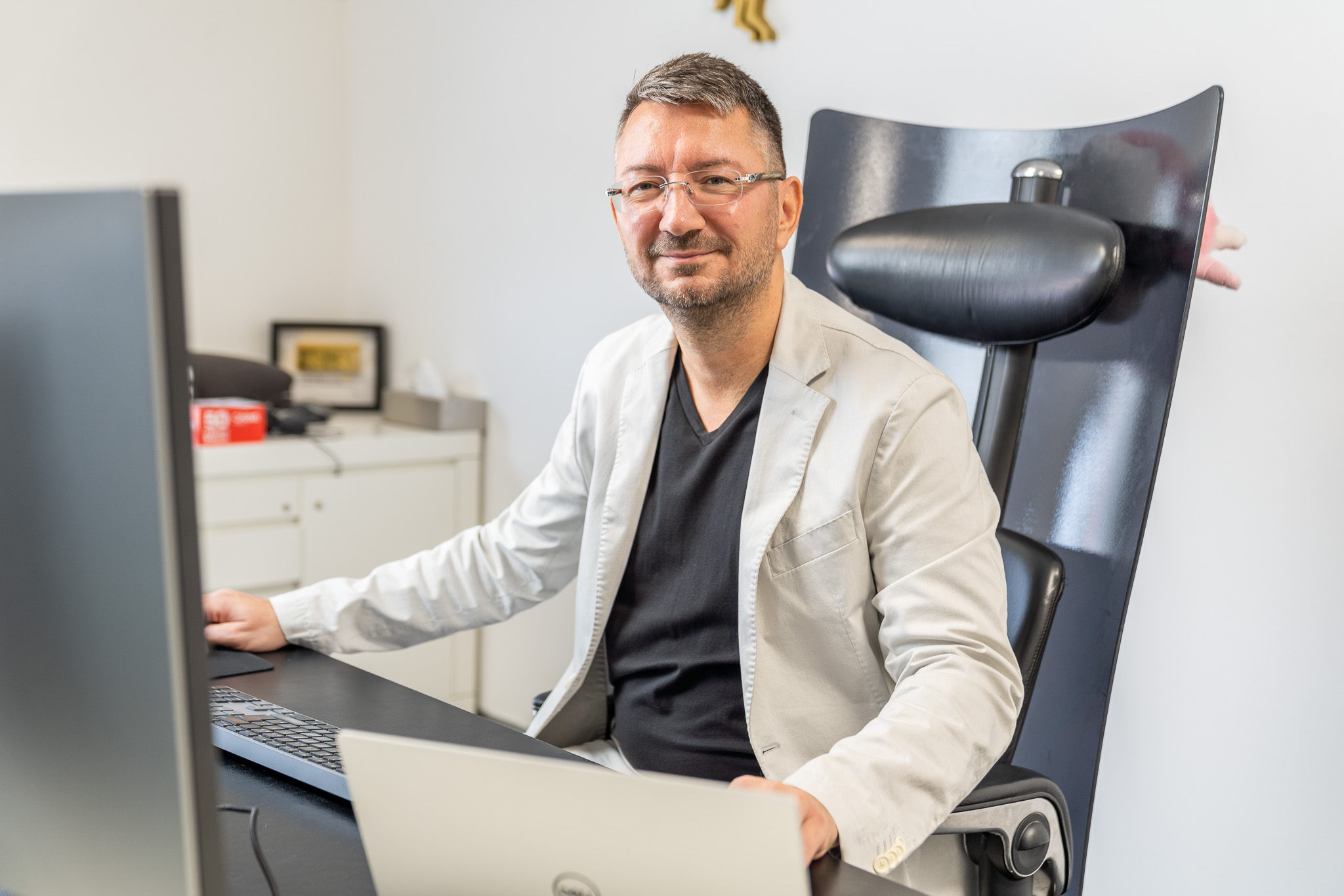 Walter Temmer sitzt vor Laptop