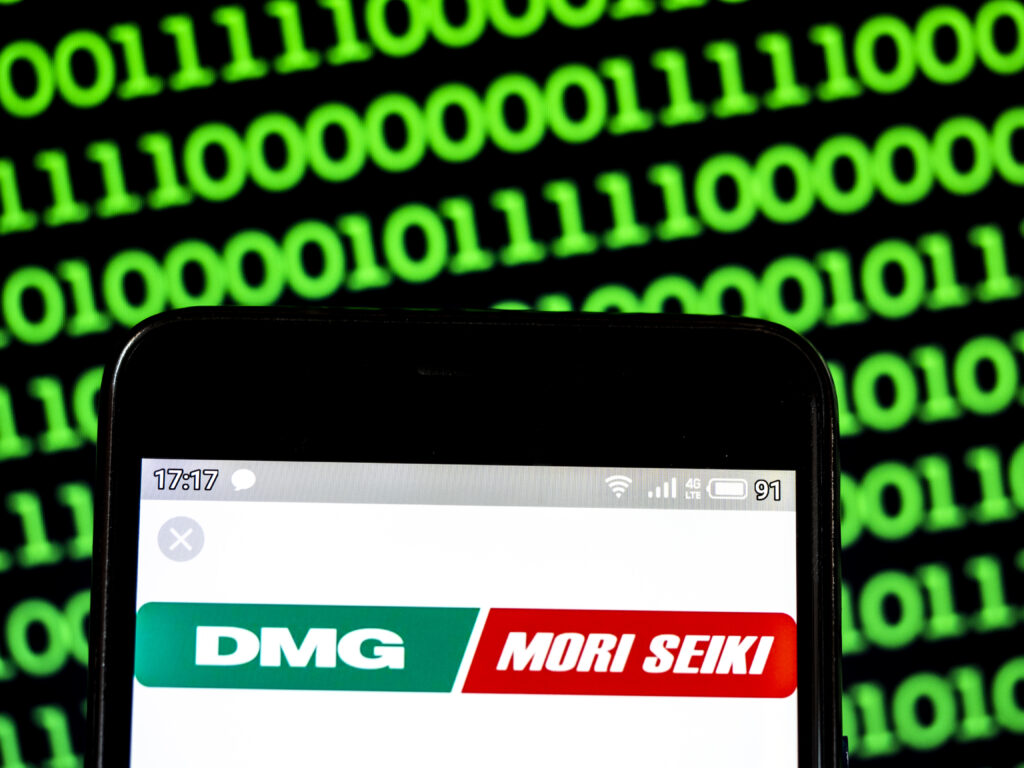 Logo von DMG Mori am Handy