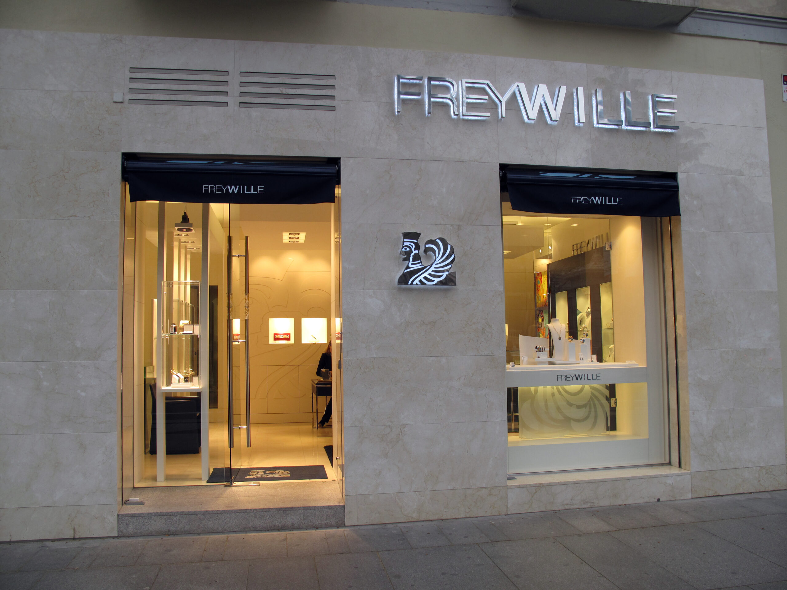 Logo von FreeWille am Eingang eines Geschäftes