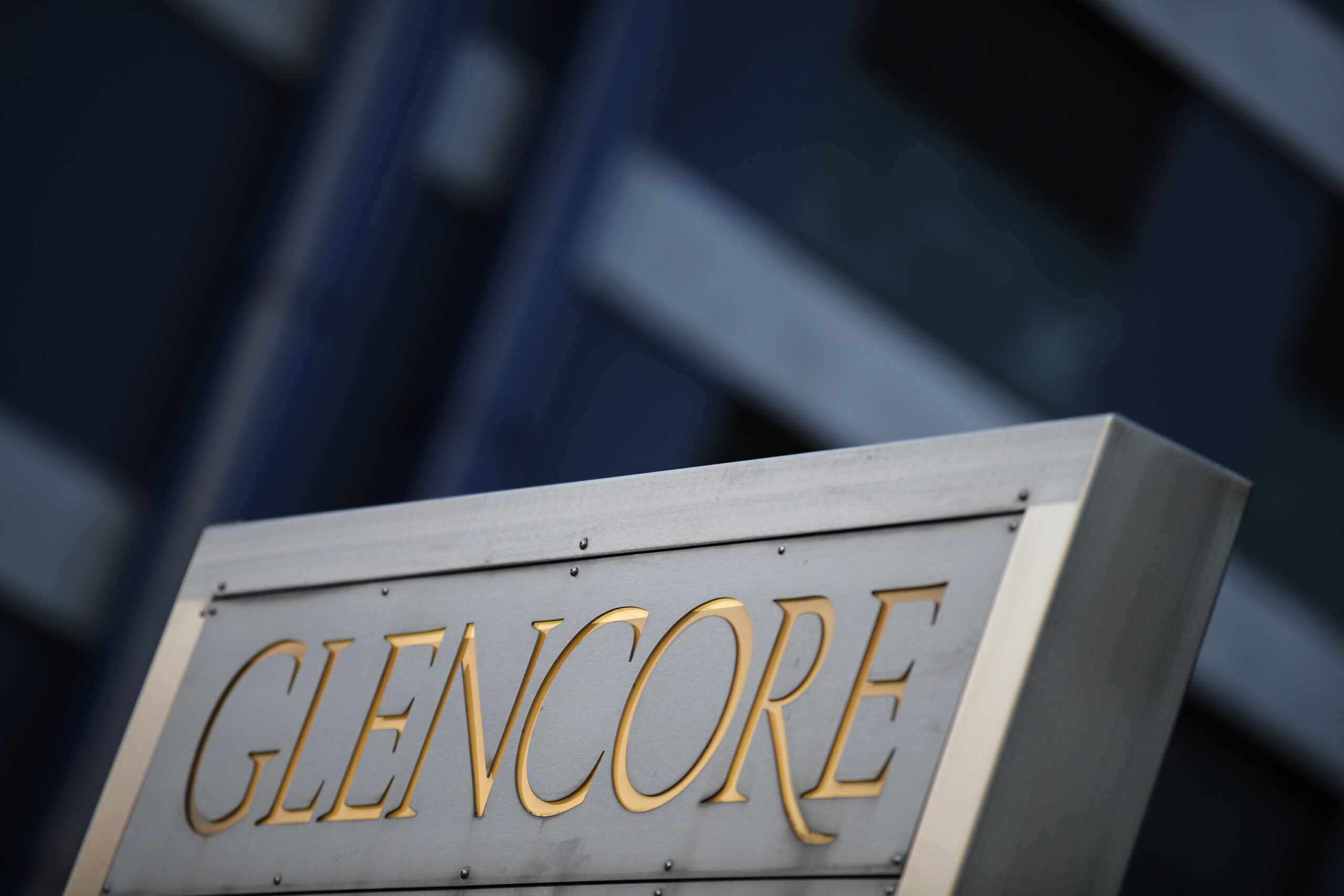 Logo von Glencore auf einem Stein