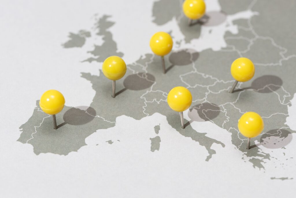 Karte von Europa in grau mit gelben Pinnnadeln darin