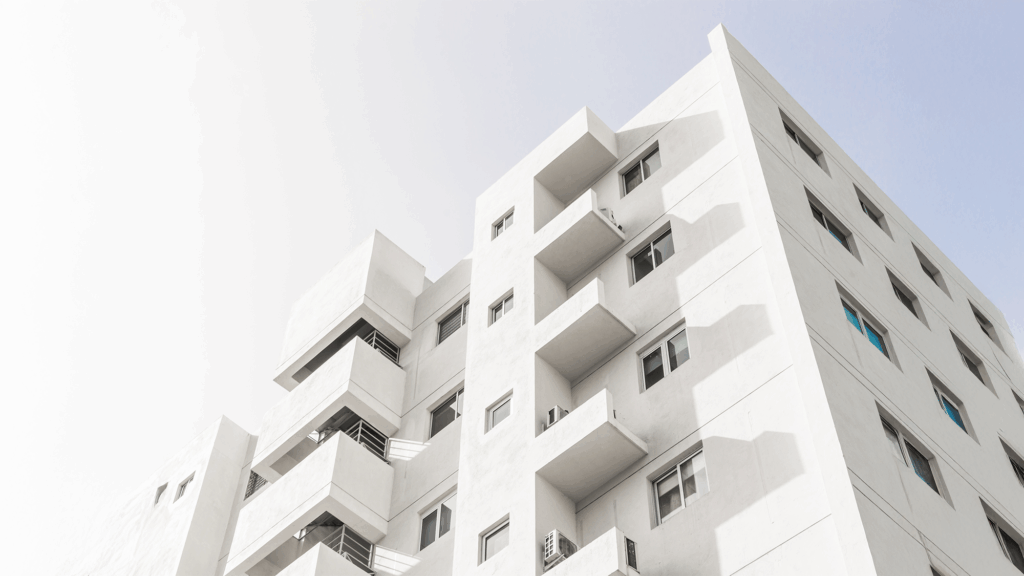 Georg Franz, Gründer der INNOestate GmbH, steht für individuelle Immobilienberatung mit Fachkompetenz, Diskretion und einem feinen Gespür für Wert.