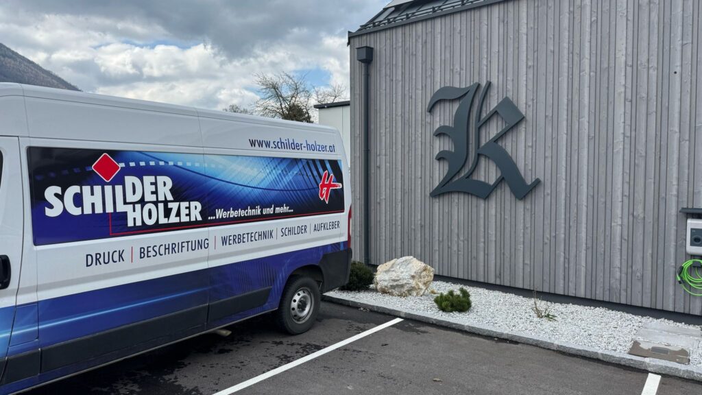 Schilder Holzer GmbH bietet maßgeschneiderte Werbemittel wie Autobeschriftung, Werbebanner, Digitaldruck, Lasergravur und Textildruck für Unternehmen. Qualitativ hochwertige Werbung für jeden Bedarf.