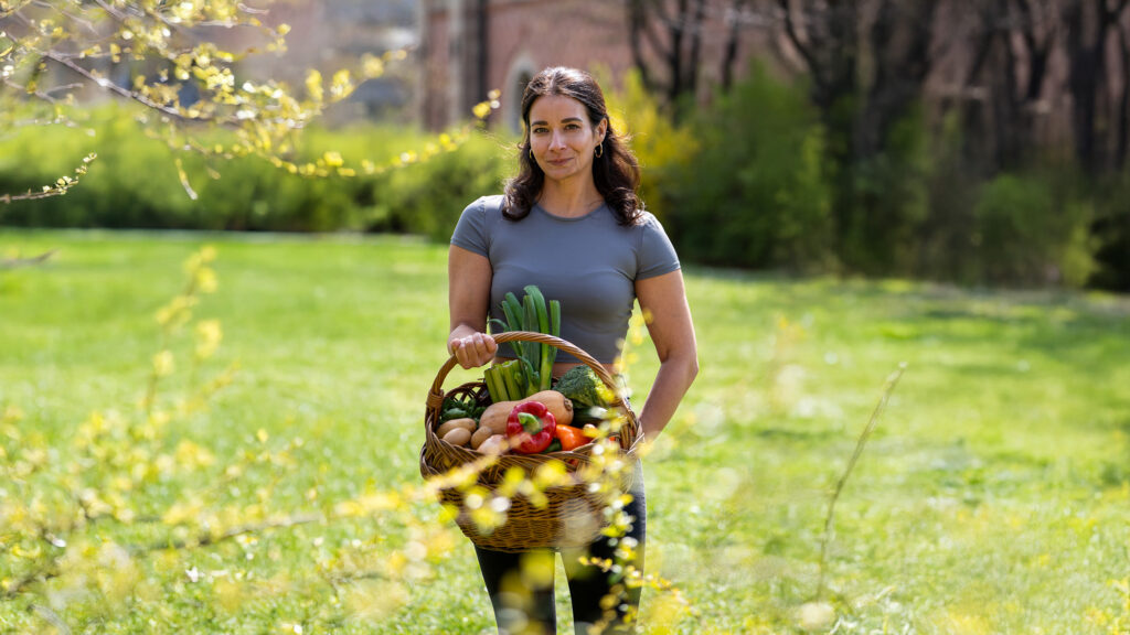 Sarah Hein von Schlicht Vegan inspiriert mit veganen Kochkursen, regionalen Zutaten und ihrem neuen Kochbuch zu einer kreativen, nachhaltigen Ernährung.