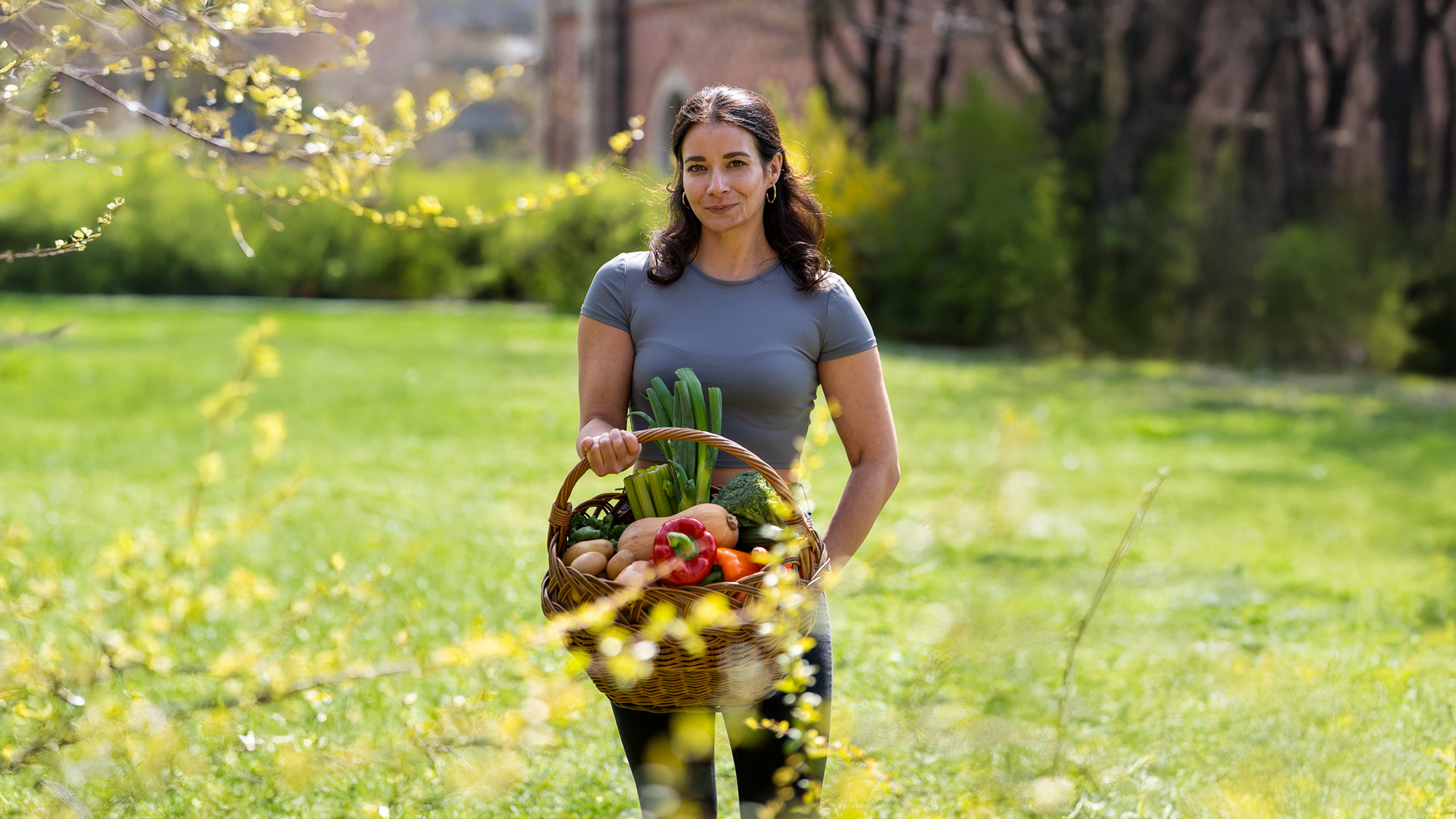 Sarah Hein von Schlicht Vegan inspiriert mit veganen Kochkursen, regionalen Zutaten und ihrem neuen Kochbuch zu einer kreativen, nachhaltigen Ernährung.