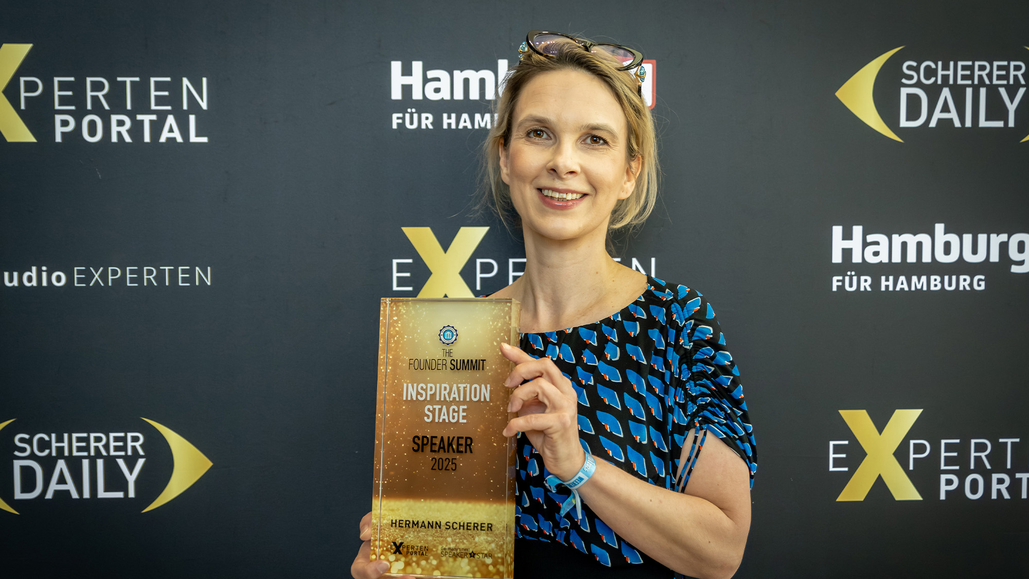 Radka Eder erleichtert Pflegepersonal und Angehörigen durch praxisorientierte Demenzsensibilisierung, Workshops und Kommunikations-Training nicht nur den Umgang mit Demenzkranken, sondern senkt zugleich Stress und steigert die Lebensqualität der Betroffenen.