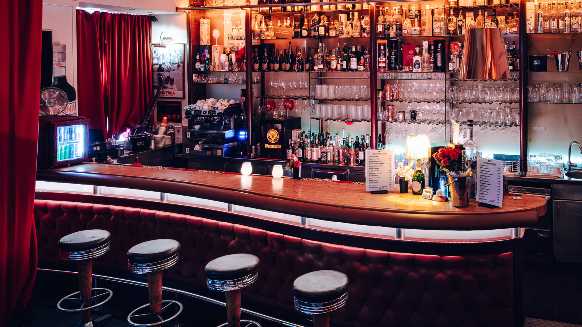 IL TORO ist die Premium Eventlocation in Wien für Firmenfeiern, Geburtstage & Sommerfeste – All-Inclusive Feiern, stilvoll und oft 12 Monate im Voraus gebucht.