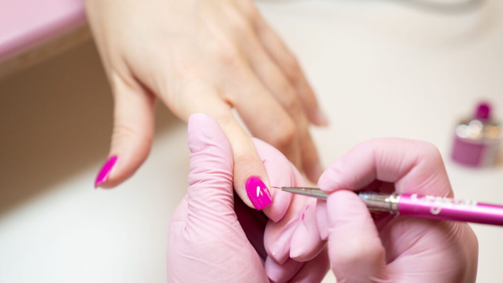BB Beauty in Klagenfurt am Wörthersee verbindet individuell gestaltetes Nageldesign, nachhaltige Maniküre & Pediküre, innovatives Wimpernlifting & Wimpernverlängerung