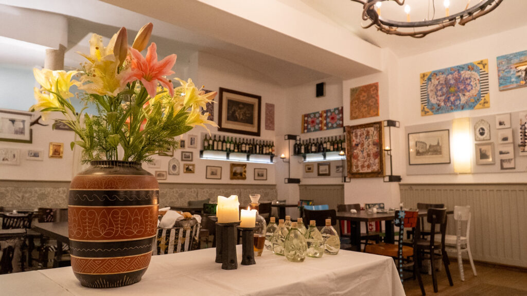 Weihnachtsfeier im historischen Wiener Wirtshaus: Gastwirtschaft im Durchhaus verbindet Tradition und festliche Atmosphäre.