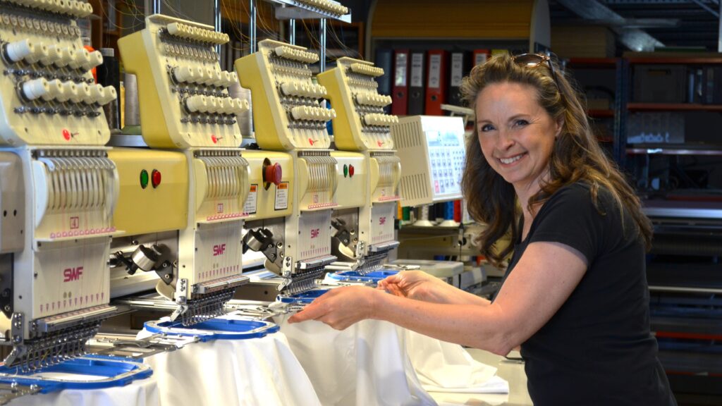 foxline.at bietet Lösungen für alle, die in Niederösterreich Arbeitskleidung besticken lassen wollen oder Laser-, Gravur- und Druck-Werbeartikel aus einem Haus suchen.