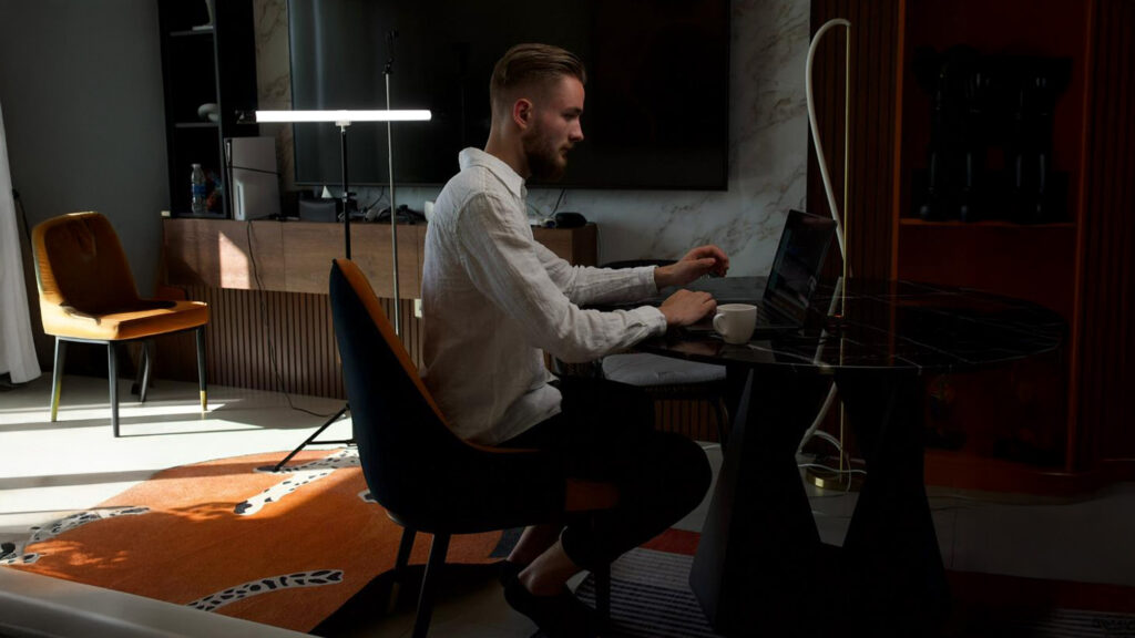 Lennart Krämer, Gründer von Smart Affiliate System, revolutioniert digitales Affiliate-Marketing mit seriösem Ansatz.