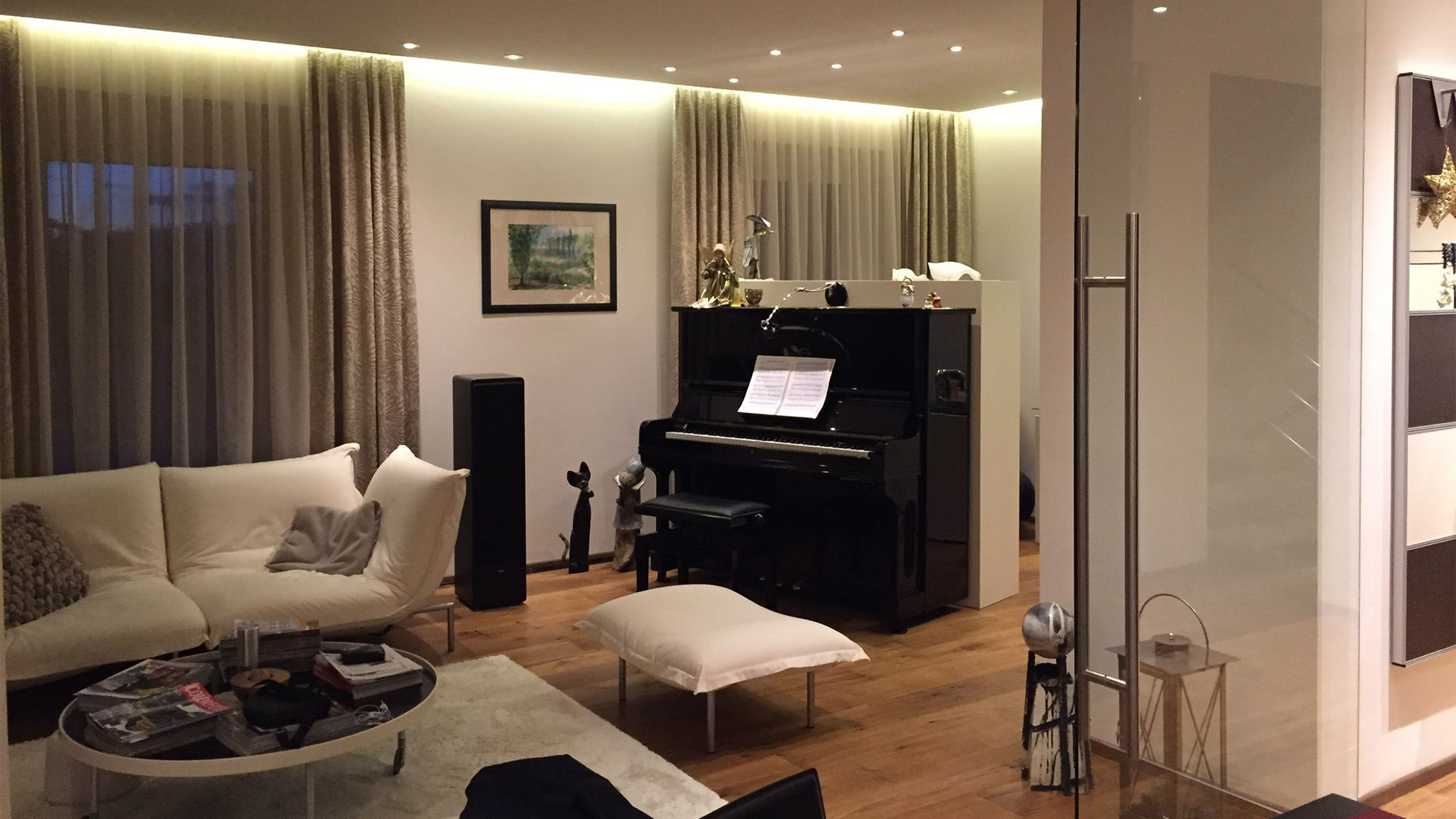 Kristenb. belegt, dass echter Interior-Design-Erfolg nicht durch automatisierte Visualisierungen entsteht, sondern durch menschliche Sensitivität, langjährige Erfahrung und die Integration feinstofflicher Methoden.