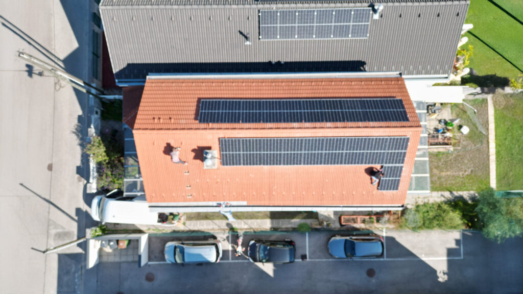 ROWA Sonnenenergie GmbH ermöglicht eine schnelle Umsetzung von Photovoltaik-Anlagen und Wärmepumpen mit transparenten Kosten und Vor-Ort-Terminen.