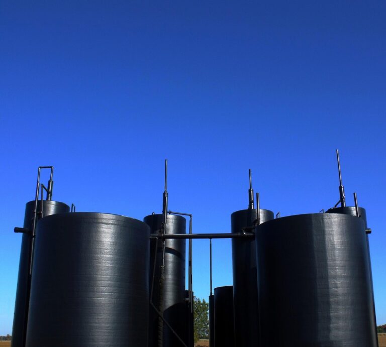 Industrielle Gasleitungen und Ventile eines Erdgasspeichers symbolisieren den aktuell niedrigen Gasspeicher-Füllstand in Deutschland – Foto: PublicDomainPictures / Pixabay