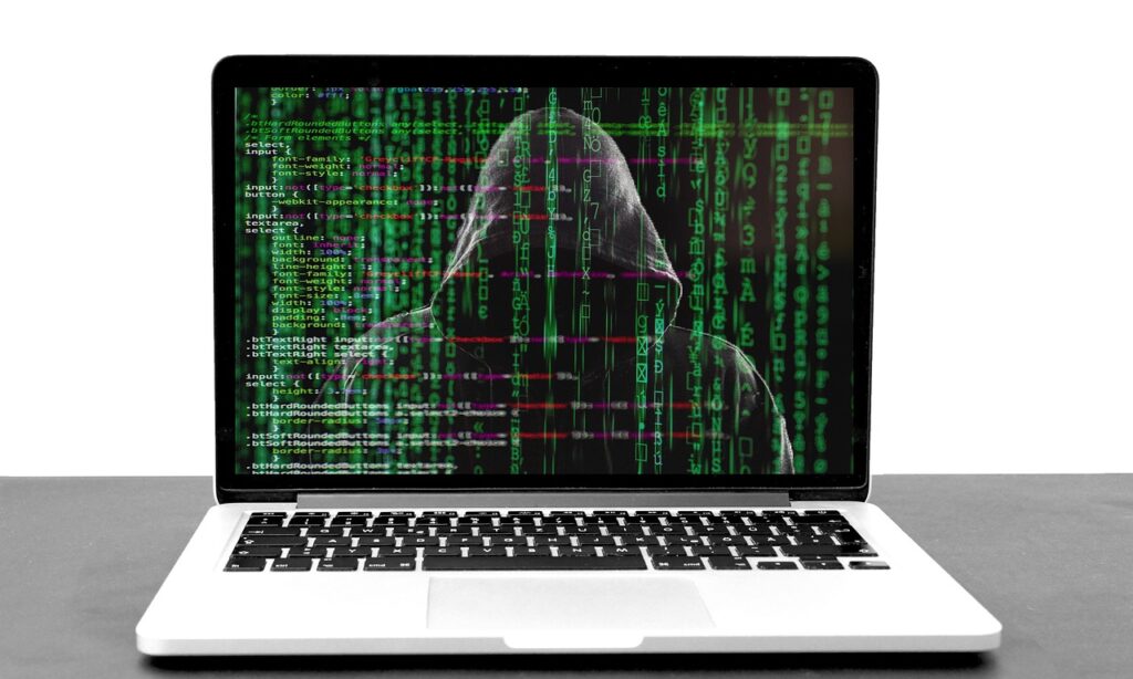 Eine Hand liegt neben einer Bankkarte und einem Smartphone an einem Laptop, während im Hintergrund eine Phishing-Mail zur Pensionsversicherung angedeutet wird – Foto: vickygharat / Pixabay
