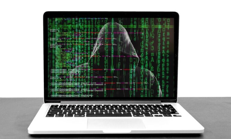 Eine Hand liegt neben einer Bankkarte und einem Smartphone an einem Laptop, während im Hintergrund eine Phishing-Mail zur Pensionsversicherung angedeutet wird – Foto: vickygharat / Pixabay