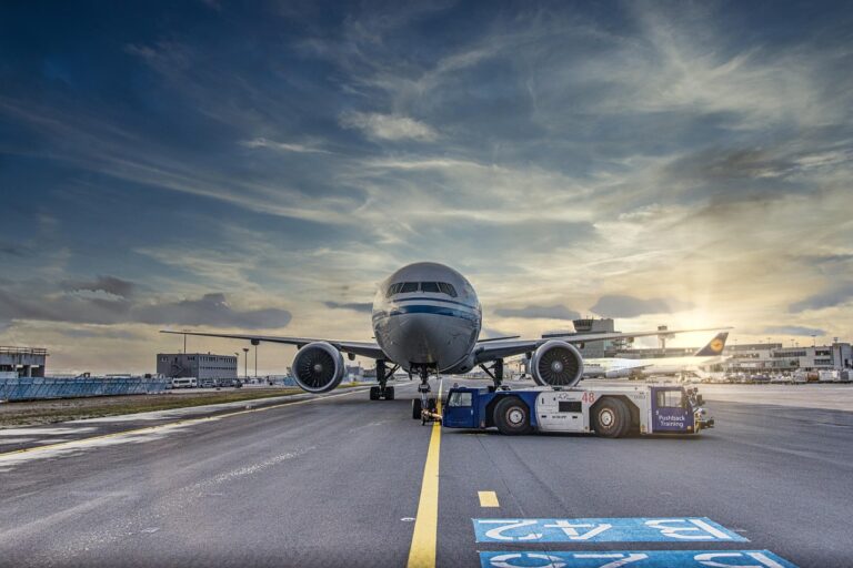 Ein Flugzeug auf dem Rollfeld steht sinnbildlich für die neuen Hurghada Flüge ab Graz – Foto: TobiasRehbein / Pixabay