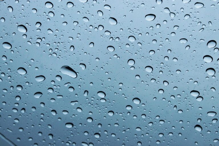 Ein Gast bucht am Fenster bei Regenwetter eine Unterkunft mit Airbnb Wetterschutz auf dem Smartphone – Foto: TC-TORRES / Pixabay