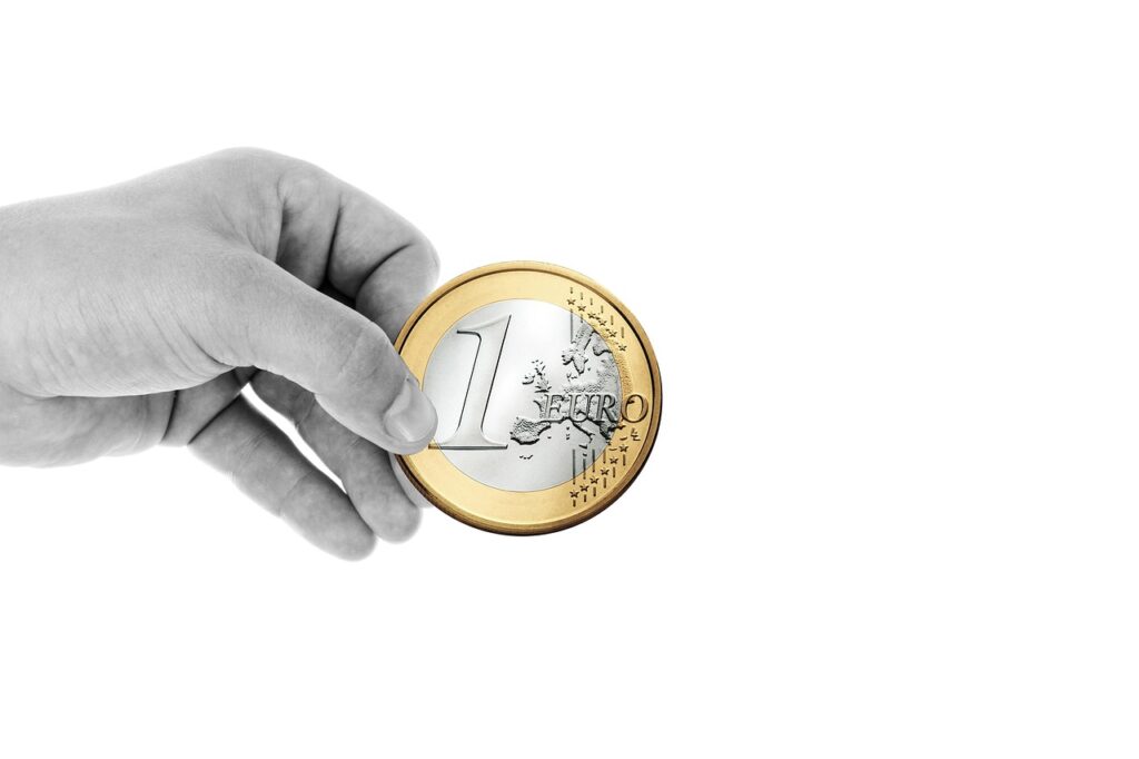 Ältere Hände zählen Euro-Scheine am Tisch als Symbol für den steuerfreien Zuverdienst von 15.000 Euro durch die Aktivpension – Foto: geralt / Pixabay