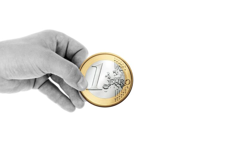 Ältere Hände zählen Euro-Scheine am Tisch als Symbol für den steuerfreien Zuverdienst von 15.000 Euro durch die Aktivpension – Foto: geralt / Pixabay