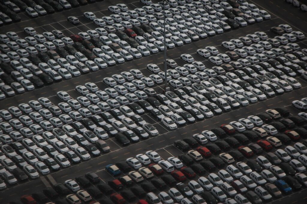 Mehrere Neuwagen stehen auf einem Händlerparkplatz, während Audi Verkäufe weltweit zurückgehen – Foto: niekverlaan / Pixabay