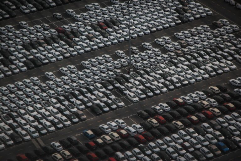 Mehrere Neuwagen stehen auf einem Händlerparkplatz, während Audi Verkäufe weltweit zurückgehen – Foto: niekverlaan / Pixabay
