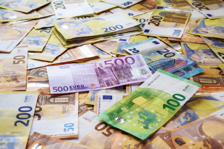 Eine Bargeldobergrenze von 10.000 Euro soll ab Juli 2027 große Barzahlungen wie den Autokauf einschränken, im Bild liegt Bargeld neben einem Autoschlüssel – Foto: fotoblend / Pixabay